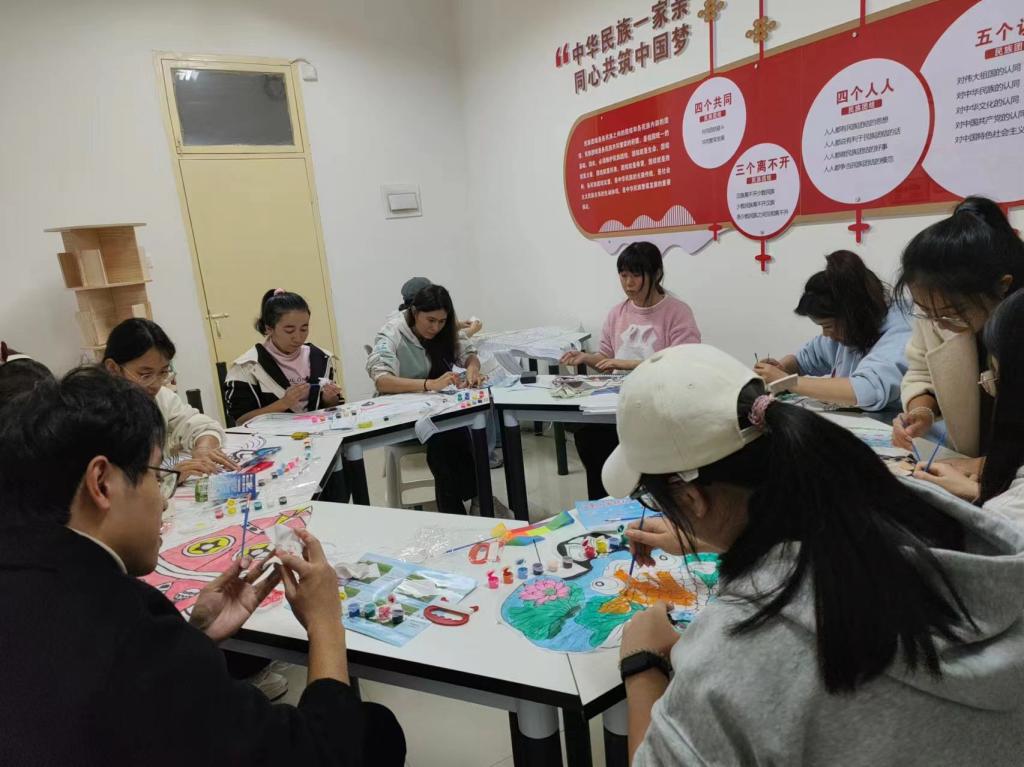 紙鳶舞晴空，藝術潤社區——我?！耙徽臼健睂W生社區成功舉辦紙鳶藝術體驗活動
